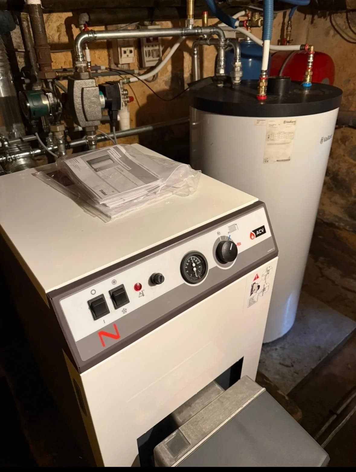 Chaudière ACV et ballon d’eau chaude Vaillant avec leurs raccordements